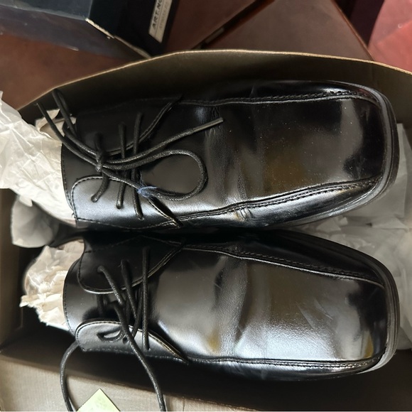 Florsheim Gently used boys dress shoes - Picture 2 of 2